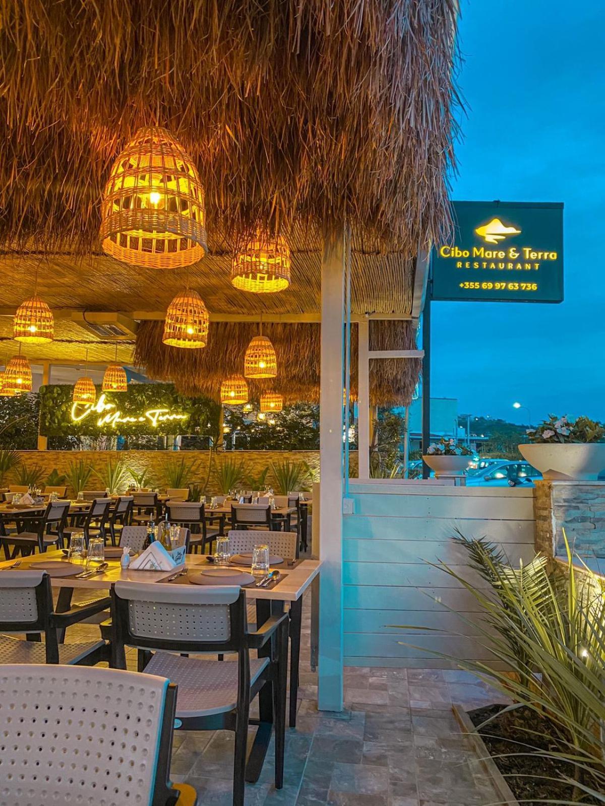 Aljur Hotel Himare Buitenkant foto